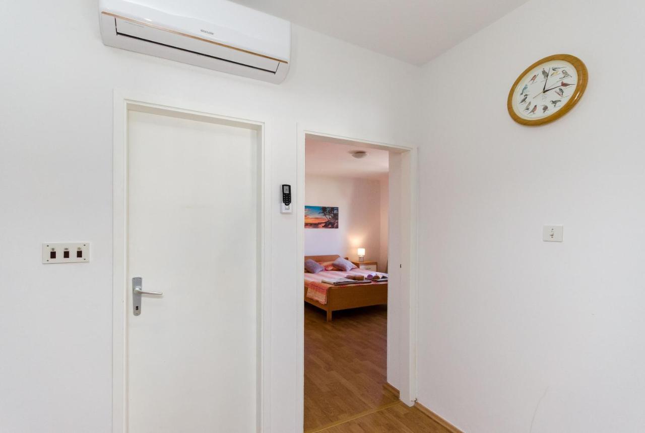 Apartments Luka Supetarska Draga Ngoại thất bức ảnh