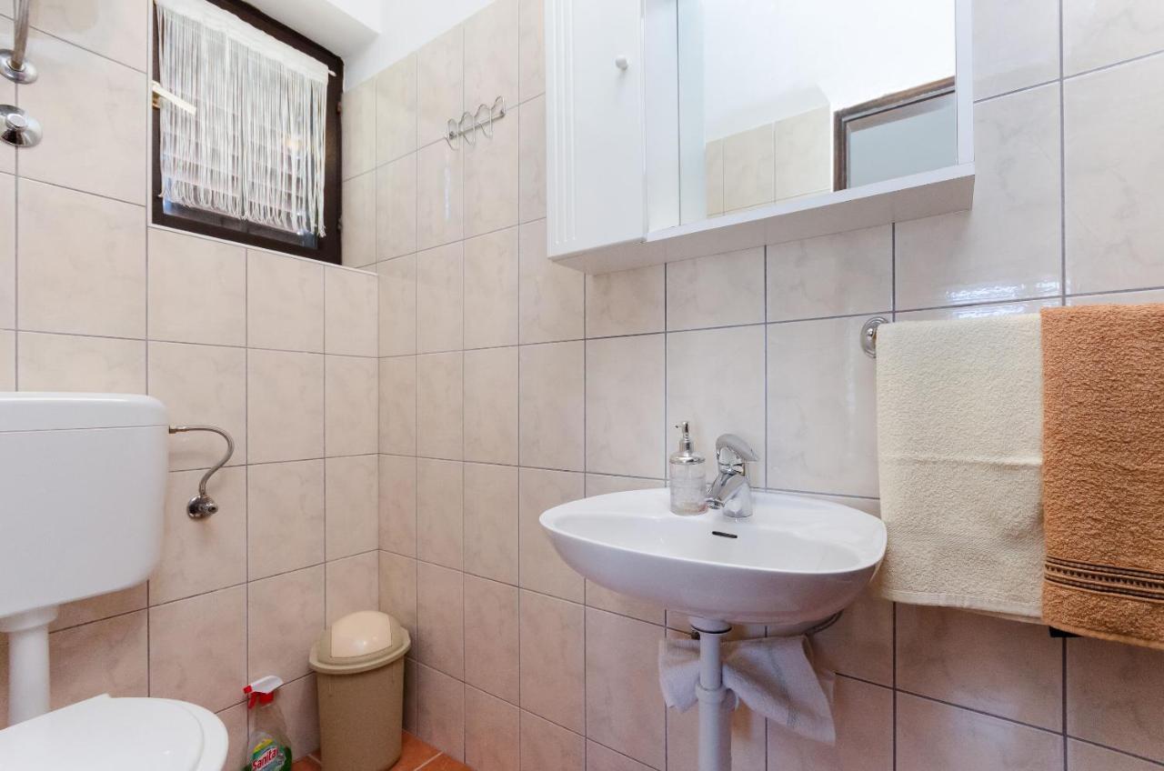 Apartments Luka Supetarska Draga Ngoại thất bức ảnh