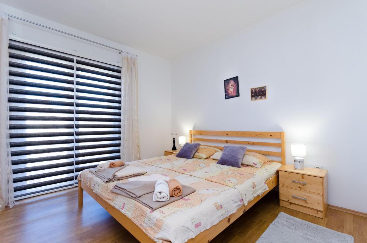 Apartments Luka Supetarska Draga Ngoại thất bức ảnh