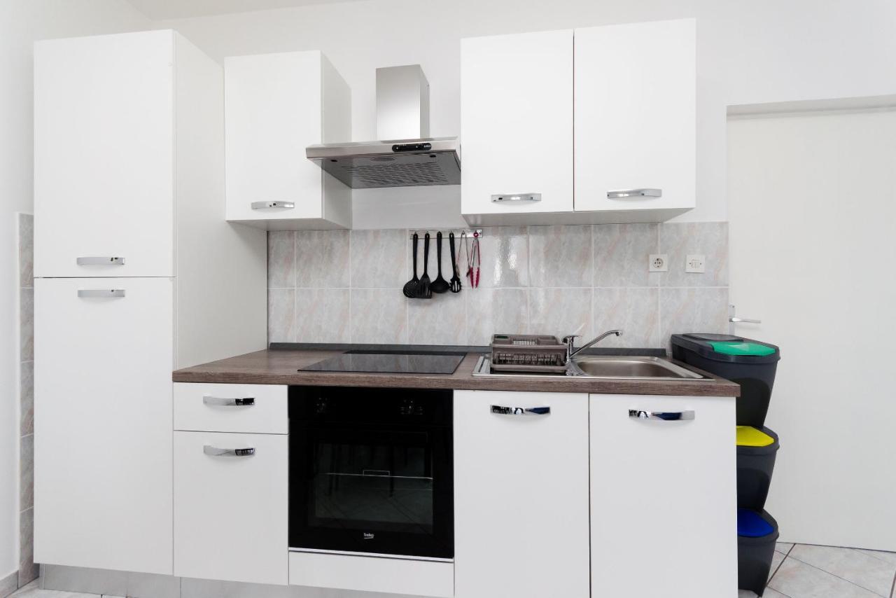 Apartments Luka Supetarska Draga Ngoại thất bức ảnh