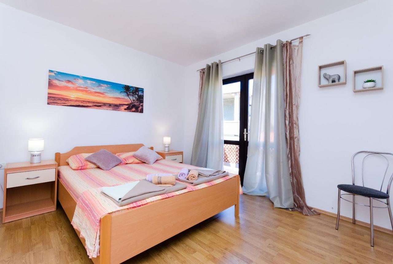 Apartments Luka Supetarska Draga Ngoại thất bức ảnh
