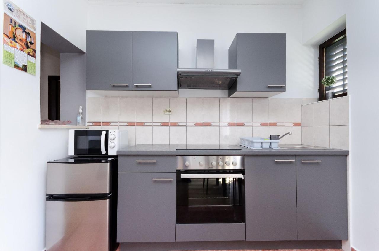 Apartments Luka Supetarska Draga Ngoại thất bức ảnh