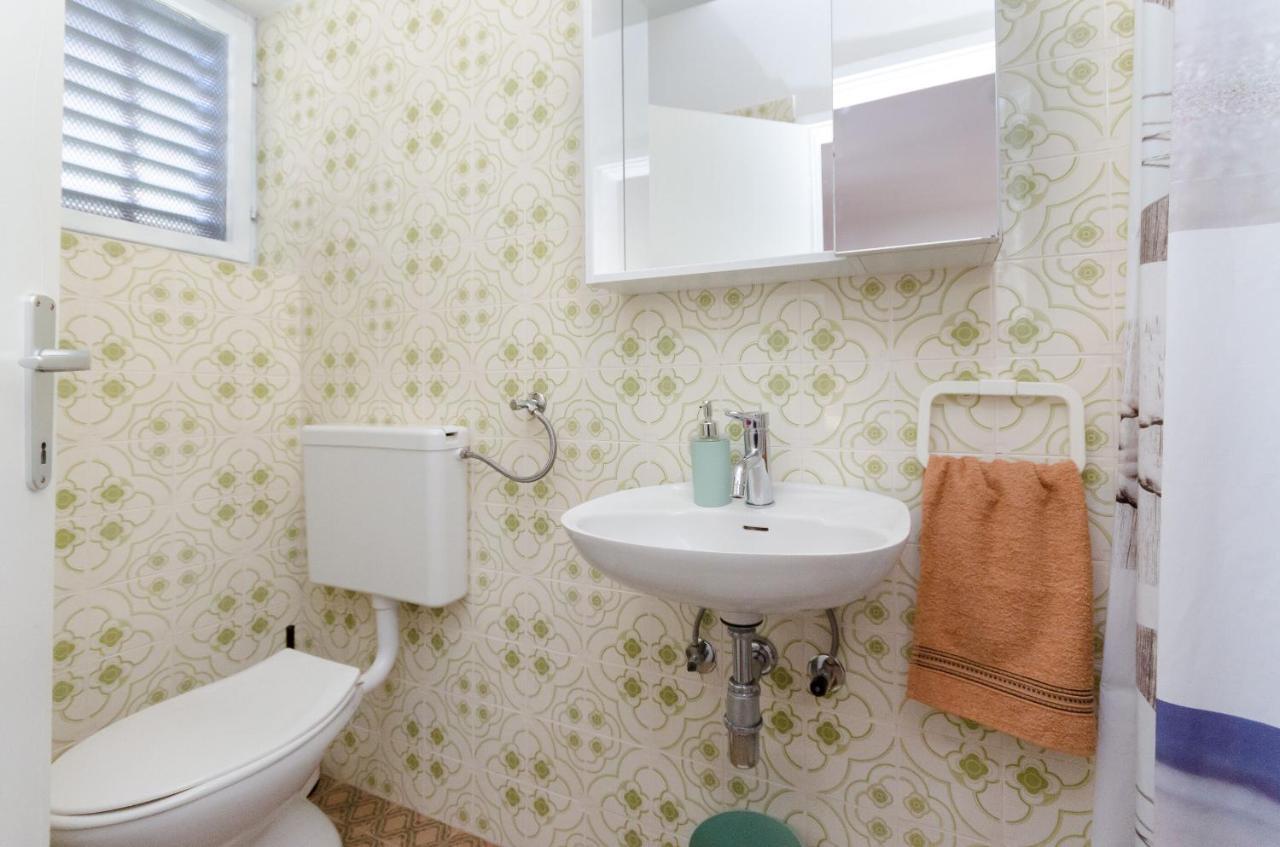 Apartments Luka Supetarska Draga Ngoại thất bức ảnh