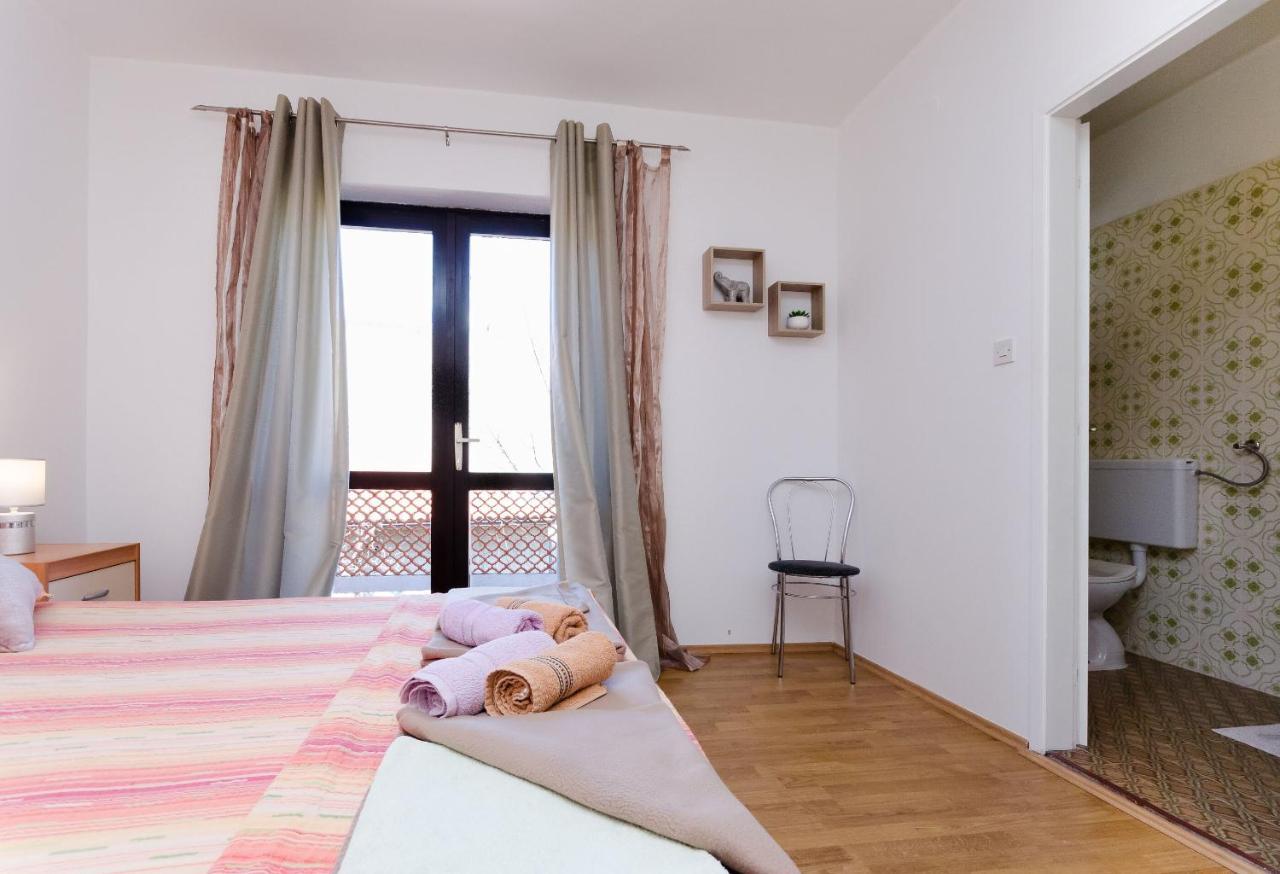 Apartments Luka Supetarska Draga Ngoại thất bức ảnh