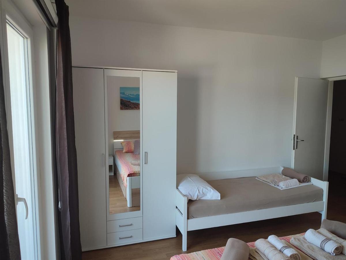 Apartments Luka Supetarska Draga Ngoại thất bức ảnh